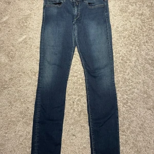 Replay jeans - Säljer nu mina replay jeans då dom ej passar. Nyskick Ända defekten är avklippt lapp så är lite oskäker på storlek 