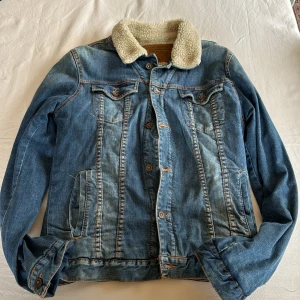 Jeansjacka med päls - Zara - Storlek S/M  - Jeansjacka från Zara med päls för anpassning till kallare väder för höst/vinter. Storlek passar både S och M. Tvätten är blå, men har partier som är lite ljusare.