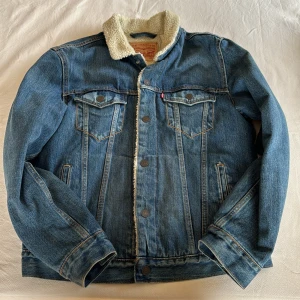 Jeansjacka med päls - Levi’s - Storlek M  - Jeansjacka från Levi’s med päls. Blå tvätt, men få nyansskillnader. Passar höst och vinter. Storlek M.