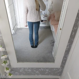 Low bootcut jeans petite - Ett par superfina jeans från gina! I modellen "low bootcut jrans petite"! Helt utan defekter skriv till mig för frågor!