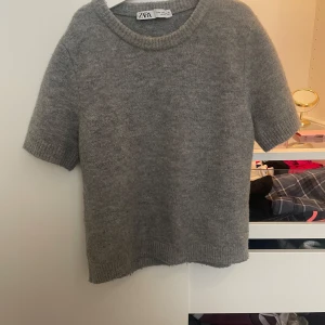 Stickad Kortärmad  - Stickad kortärmad tröja från zara, använd ca 3 ggr💕