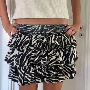 Kjol  -  Säljer nu min jättefina kjol som tyvärr inte kommer till användning längre, hör gärna av er om ni vill köpa!🦓😍💗❤️