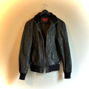 Skinnjacka (48-M) - Jacka i äkta skinn av Kaos by Autuna. Mycket bra skick. Inga fel alls. Knappt använd:)