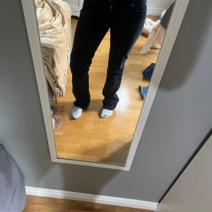 Svarta manchesterbyxor - Säljer ett par svarta manchesterbyxor i bra skick. De har en dragkedja och knapp framtill och är i en straight passform. Perfekta för höst och vinter!