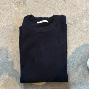 Merino tröja Adaysmarch - En Merino tröja från Adaysmarch i marinblå. Storlek S, använd fåtal gånger som ny skick 9,8. Nypris 1000kr mitt pris 299kr. Skriv vid minsta funderingar:)