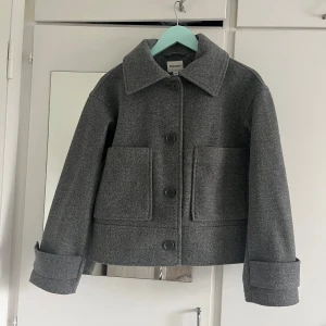 Kappa - Ljusgrå kappa från Kappahl. Köpt för 899kr förra hösten. I mycket bra skick, använd fåtal gånger. 