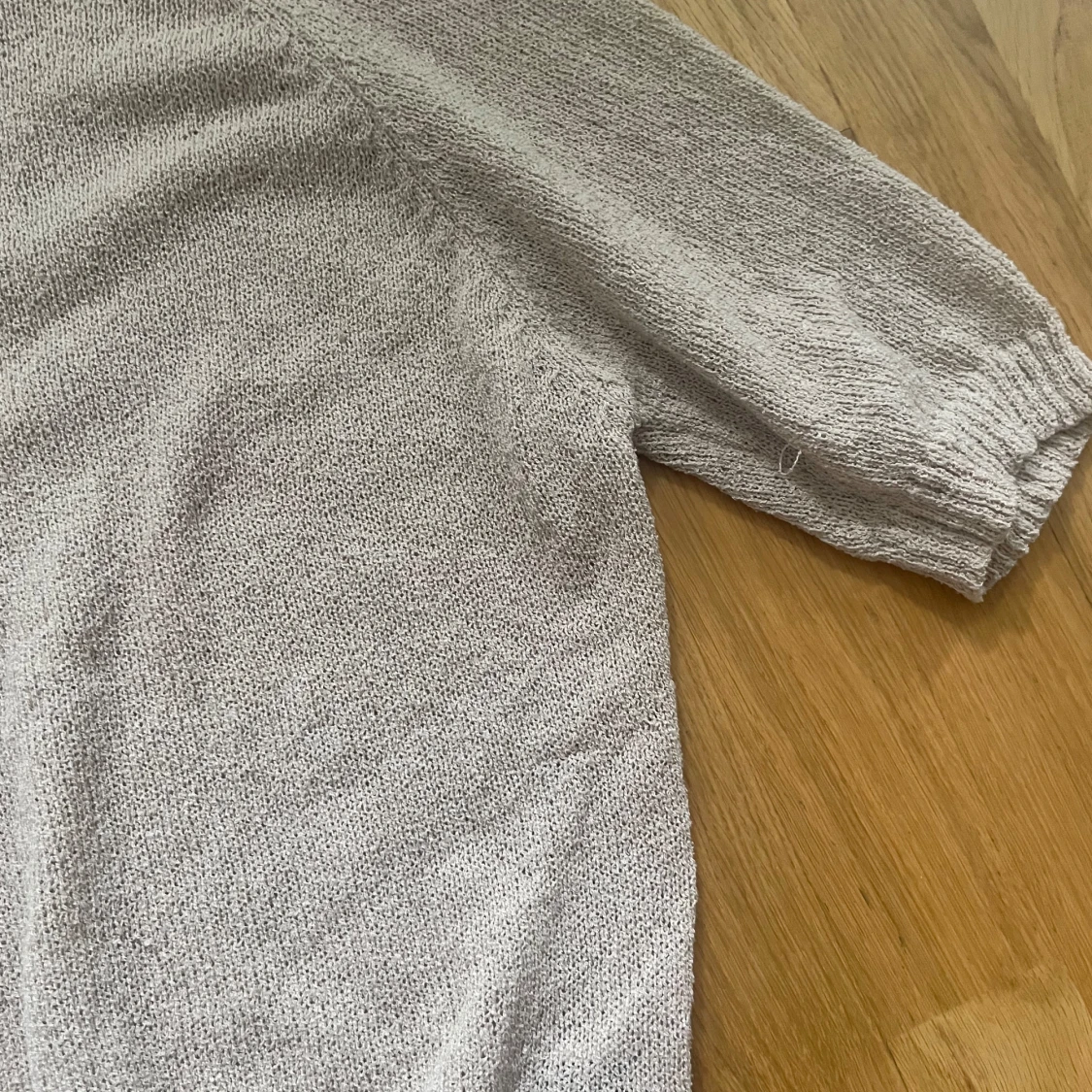 Beige stickad t-shirt  - 90