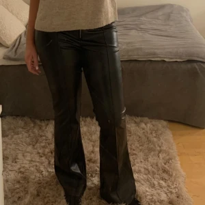 Skinnbyxor - Säljer dessa skit snygga skinnbyxor, i ett mycket bra skick! De är i storlek xl men sitter bra på mig som bär xs/s i byxa Midja rakt över 38cm  Innerbenslängd 82cm