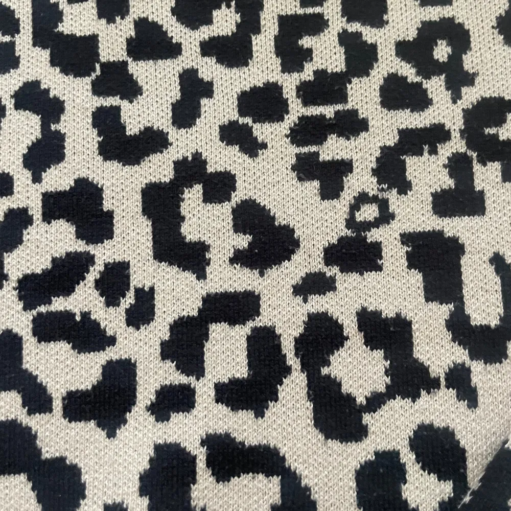 Så snygg leopard stickad tröja, jätte trendig men har för många så den kommer inte till användning. Så snygg och passar alla storlekar från xs-l 🩷om ni har frågor eller vill diskutera pris är det bara att skriva privat, vill sälja snabbt . Tröjor & Koftor.