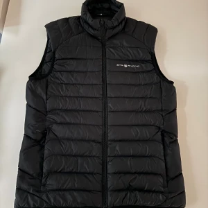 Sail Racing Väst - Sail Racing Spray Down Väst. Nypris 2200kr. Utan defekter, Väldigt bra skick