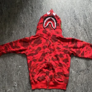 Bape hoodie  - Bra skicka och kappt använd mycket bra tyg