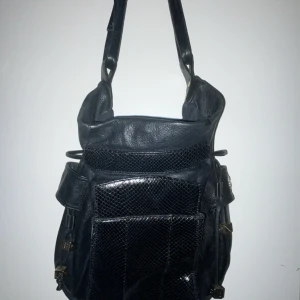 See by chloe väska - Fint skick men väl använd. Minns ej hur mycket den är köpt för men några tusenlappar iallafall💗