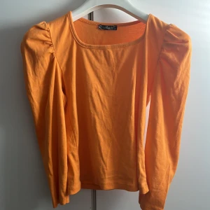 Tröja - Tajt tröja med volang på axlarna. Aldrig använd. Fina detaljer på axlarna. :)