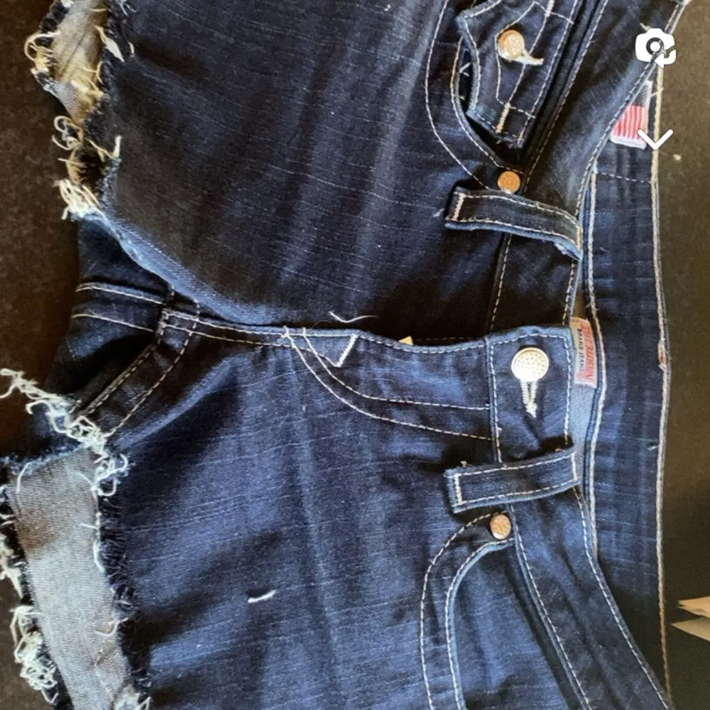 Säljer mina dösnygga true religion shorts då dem inte kommer till andvöndning, det var skinny jeans innan som jag gjorde om till shorts, fint skick🙏. Shorts.