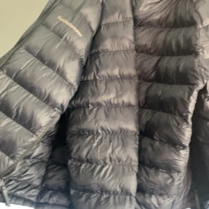peak performance jacka  - Säljer nu min peak performance jacka eftersom den är för liten och den tar bara plats, storlek S och skicket är 8/10. Den ena fickan är sydd men de mörkar man inte . Om ni har några frågor eller vill ha fler bilder är de bara att fråga! 