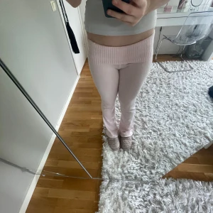 Super sköna mjukisar från Gina tricot!😘 -pris kan diskuteras - Jag är 1,73 men byxorna är lite för långa. De är i en superfin rosa färg säljer dem på grund av att jag inte gillar de så mycket. De är inte alls stickiga och är super stretchiga! 