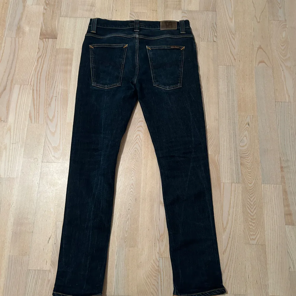 Säljer nu dessa trendiga och snygga Nudie jeans. Mycket bra skick och känns som helt nya, inga defekter eller liknande. Storlek W30 L32. Nypris: 1,600kr. Säljer nu för 499. Kontakta vid minsta fundering. Pris går att diskutera.. Jeans & Byxor.