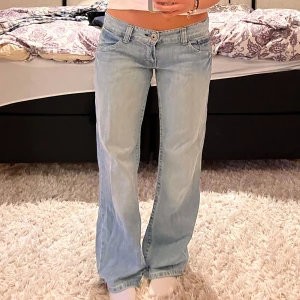 Lågmidjade jeans  - Säljer dessa supersnygga lågmidjade jeans som är vintage esprit💘 Midjemått 82 innerbenslängd 78. De har ett litet hål längst ned på benet som syns på sista bilden🤗