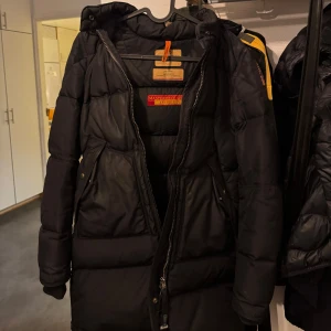 Parajumper Long bear   - Jättefin jacka som har några år på nacken, säljes då jag gått upp i vikt och inte kan knäppa den längre 🤣 storlek XXS men passar garanterat en XS också! Lite päls som lossnat i insidan av luvan, se bild, annars fint skick! Pris diskuteras snabb affär