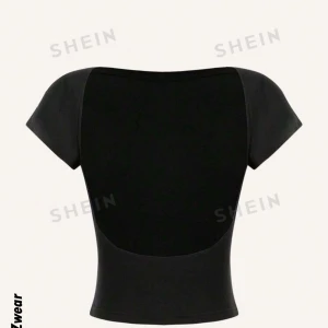 Snygg svart open back tshirt  - Snygg öppen rygg t shirt som inte kommer till användning💗från SHEIN men har ett skönt material ändå!