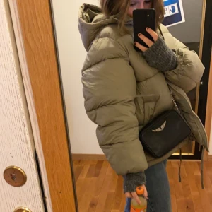 Puffjacka - Säljer denna puffjacka från hm som varit populär länge. Använd sporadiskt 1 vinter och är i jättefint skick. Säljes då den inte kommer till användning längre.💕💕