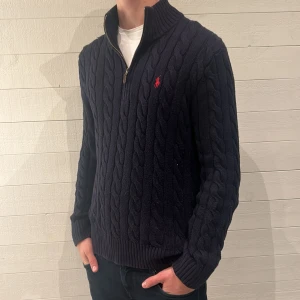 Ralph Laurent stickad - Säljer min stickade Ralph Laurent halv zip. Den är använd sparsamt endast ett fåtal gånger. Riktigt snygg och perfekt nu när det börjar bli svalare. Skriv privat för fler bilder eller frågor