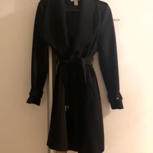 Snygg svart kappa - Svart kappa Från H&M  Endast hängt på galge hemma, så den är i nyskick. Superfin! ❤️