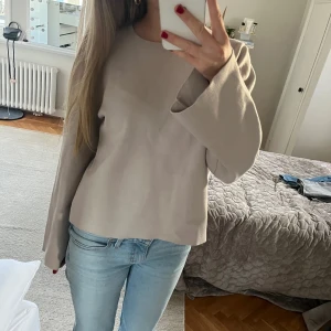 &Other Stories stories tröja - Jättesnygg tröja från otherstories i ett tjockare stickat material. Nästan aldrig använd så är i nyskick! Storlek S 💞💞nypris 800! Kan tänka mig att gå ner i pris. Kontakta mig för frågor och tryck inte på köp nu utan att skriva till mig först💕💗 