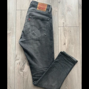 Gråa levis jeans - Ett par gråa levis jeans i Modell:512 W30 L32. Endast använda ett fåtal gånger, i bra skick. Skriv för minsta fråga!💯