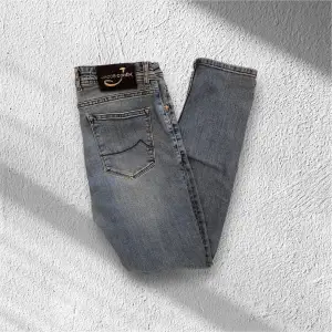 Jacob Cohen jeans i Mycket bra skick som nya! Storlek 34 Nypris ligger på 5000kr men mitt pris är endast 849