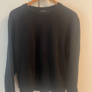 Crewneck sweatshirt - Svart sweatshirt från weekday. 7/10 skick. Pris kan diskuteras.