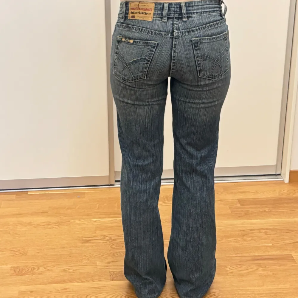 Snygga vintage low waist flare/bootcut jeans 🤍mått: midja 70 (35x2) finns lite stretch, innerben 76 cm . Jeans & Byxor.