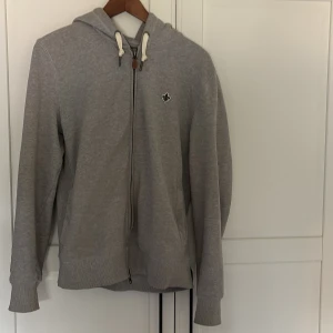 Morris zip hoddie  - Jag säljer nu min Morris zip hoddie i storleken M. Den är i bra skick. Hör av er vid fler frågor. 