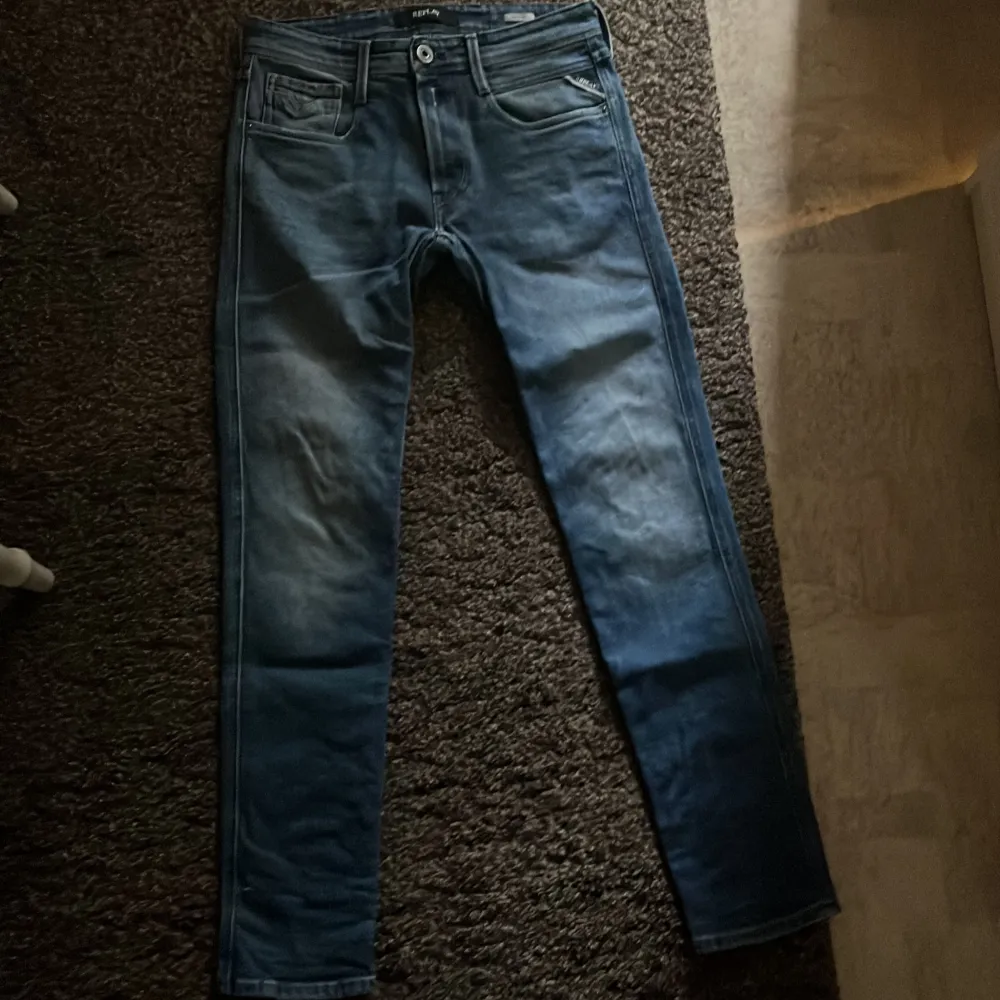 Replay jeans storlek 31/32 lite tajtare i modellen  7/10 skick bara loggan på baksidan som är lite trasig. Jeans & Byxor.