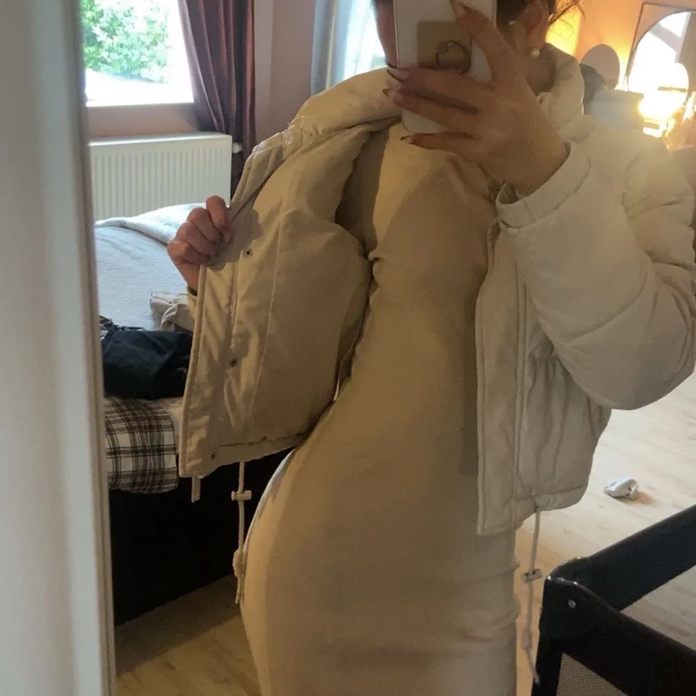 Säljer en supermysig beige pufferjacka som är perfekt för kyliga dagar. Jackan har en dragkedja framtill och är långärmad. Den är croppad och har en snygg, modern stil. Perfekt för både höst och vinter!. Jackor.