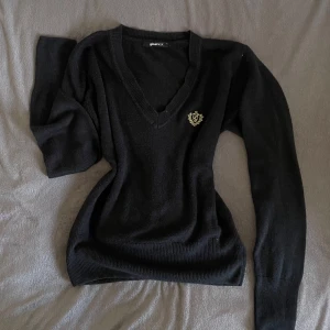 Stickad tröja - Stickad tröja med detalj vid bröstet, jättefint skick