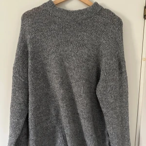 Grå oversize stickad tröja - Grå stickad oversize tröja från lager 157 i bra skick. Inga defekter och knappt använd!!