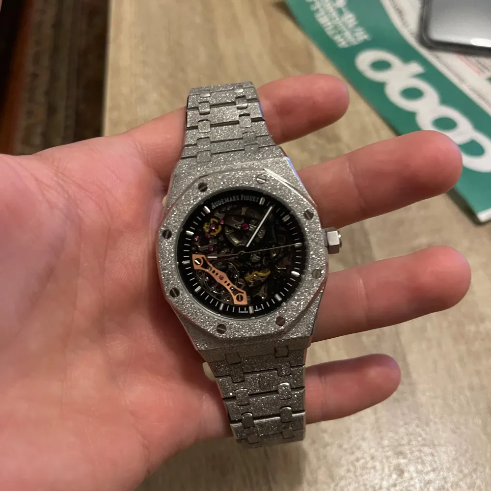 42mm , perfect condition used once only ! , high luxury watch skeleton frosted automatic mechanism no need battery stainless steel . Accessoarer.