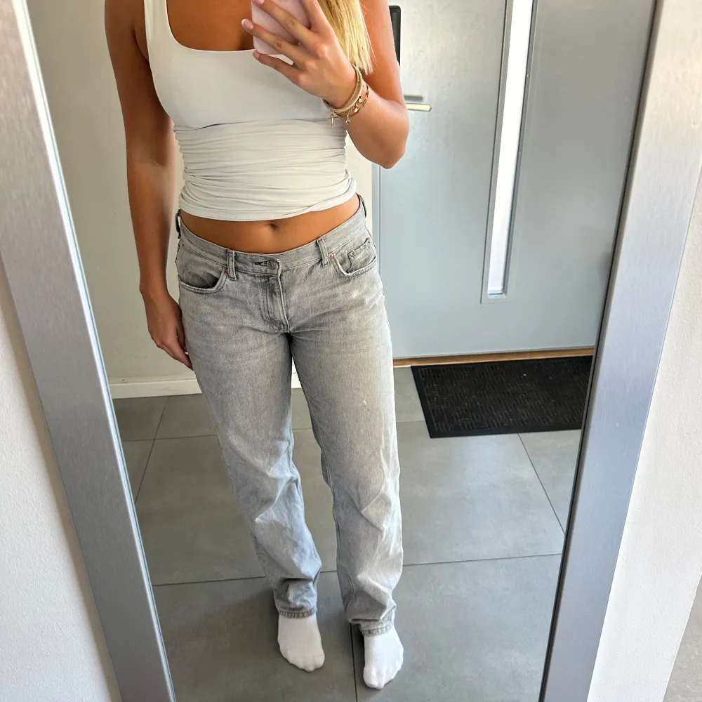 Skitsnygga low straight fit jeans från Gina i en ljusgrå färg. Väl använda men ändå bra skick, lite slitna nertill och har en bristning i tyget som har varit där sedan de köptes. Säljer då jag har tröttnat på dem.. Jeans & Byxor.