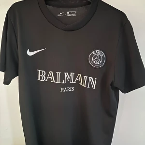 PSGxBalmain fotbolls tröja - Fint skick använd typ 2 gånger, säljer för den inte kommer till användning. Storlek S men passar även M