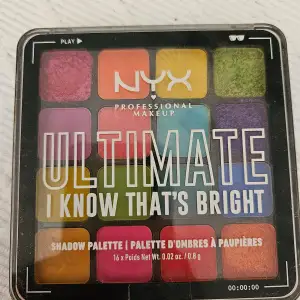 Ultimate Shadow Palette från NYX Profressional Makeup är en palett med 16 olika ögonskuggor i oemotståndliga nyanser för alla typer av stilar och resultat.  .använda 3 st utav dom vid 2 tillfällen så i princip ny