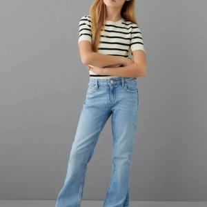 Ett par ljus blåa jeans🩵 - Dom har använts ett par gånger men inget har hänt med dom, ser ut som ny och säljer för att dom är får små💞