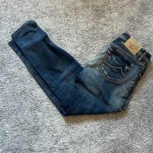 Jacob Cohen 33 - Säljer ny mina sjukt snygga Jacob Cohen jeans då jag växt ur dem. Skick 9/10, inga defekter.  Storleken är 33, passar dig som är runt 180-188. Tveka inte på o skicka om du har frågor! Pris kan diskuteras vid snabb affär.