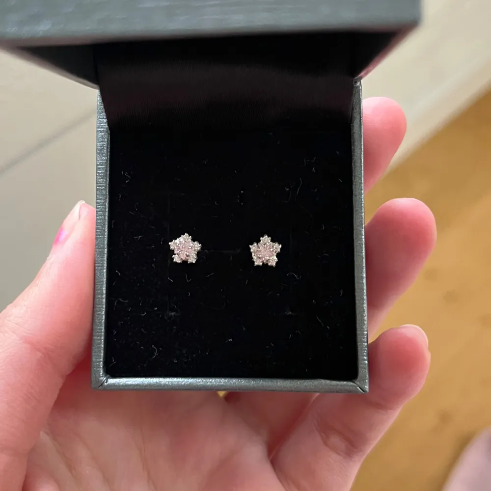 Så fina snöflinga örhängen i äkta silver med rosa stenar, helt nya💕. Accessoarer.