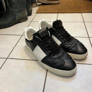 Valentino Flycrews - Det saknas 5 nitar på ena och 4 på den andra, därav det lägre priset. Inget og tillkommer 