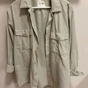 Overshirt/jacka från A day’s march  Storlek L Jättebra skick!  Säljer för används ej 🤍🤍✨✨ Skickar samma dag 