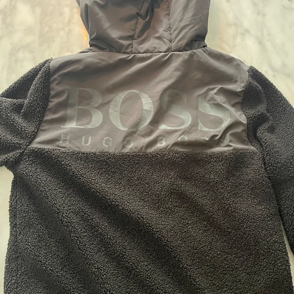 En tjockare tröja från boss i strl M,. Hoodies.