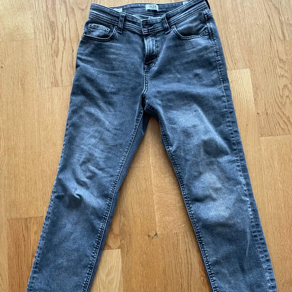 Säljer dessa jeansen från Jack&Jones. De är i bra skick och har inga defekter.. Jeans & Byxor.