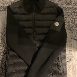 Moncler cardigan - Tja! Säljer nu min Moncler cardigan då jag köpt en ny höstjacka. Den är såklart äkta och en perfekt vinter/höstjacka. Hör gärna av er om ni skulle ha några frågor!