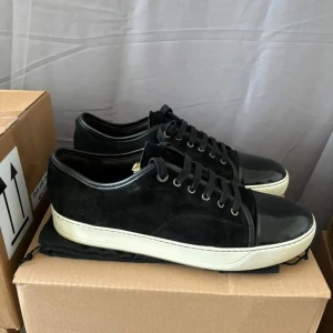 Lanvin skor  - Tjena! Säljer dessa Lanvin skor! Skorna är i ett super bra skick med inga större tecken på användning.  Skorna är i storlek 43 men passar också dig som har 44. Dustbag medföljer! Priset kan SMÅändras lite vid ett snabbt köp!😼🙌🏼